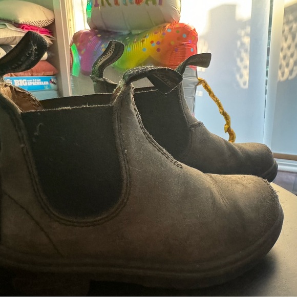 Kids Blundstones boots size 10 (in Blundstones sizing) - Picture 2 of 3